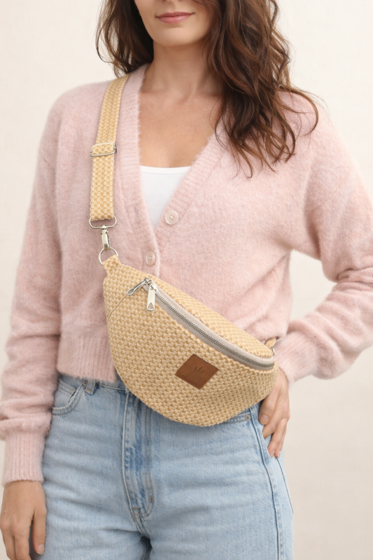 Welurowa nerka to stylowy i praktyczny dodatek na co dzień. Miękki, przyjemny w dotyku materiał, wygodny pasek i pojemna komora sprawiają, że idealnie sprawdzi się w miejskich stylizacjach. Modna, lekka i funkcjonalna – must-have każdego sezonu.