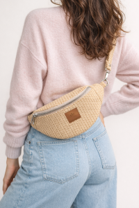 Welurowa nerka to stylowy i praktyczny dodatek na co dzień. Miękki, przyjemny w dotyku materiał, wygodny pasek i pojemna komora sprawiają, że idealnie sprawdzi się w miejskich stylizacjach. Modna, lekka i funkcjonalna – must-have każdego sezonu.