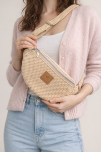 Welurowa nerka to stylowy i praktyczny dodatek na co dzień. Miękki, przyjemny w dotyku materiał, wygodny pasek i pojemna komora sprawiają, że idealnie sprawdzi się w miejskich stylizacjach. Modna, lekka i funkcjonalna – must-have każdego sezonu.