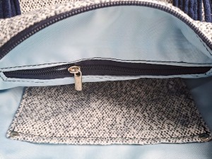 Stylowa torebka z plecionki o eleganckim, prostokątnym kształcie. Jasnoniebieska struktura z granatowymi uchwytami i regulowanym paskiem łączy naturalną fakturę z nowoczesnym designem. Lekka, pojemna i idealna na co dzień.