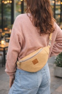 Welurowa nerka to stylowy i praktyczny dodatek na co dzień. Miękki, przyjemny w dotyku materiał, wygodny pasek i pojemna komora sprawiają, że idealnie sprawdzi się w miejskich stylizacjach. Modna, lekka i funkcjonalna – must-have każdego sezonu.