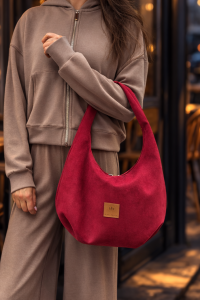 Zamszowa torba hobo w intensywnym czerwonym kolorze to stylowy dodatek do miejskich stylizacji. Miękka, pojemna i wygodna w noszeniu na ramieniu, łączy modny design z funkcjonalnością. Idealna do casualowych i streetwearowych zestawów.