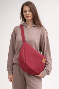 Zamszowa torba hobo w głębokim, czerwonym kolorze. Miękka, pojemna i lekka, z wygodnym paskiem na ramię. Stylowy, półokrągły kształt i minimalistyczny design sprawiają, że idealnie dopełnia miejskie i casualowe stylizacje.