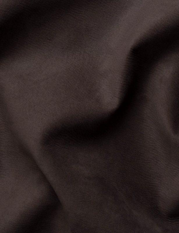 Czekoladowa zamszowa nerka to stylowy i praktyczny dodatek na co dzień. Miękka faktura, modny fason i wygodny pasek sprawiają, że idealnie sprawdzi się w miejskich stylizacjach, zapewniając komfort noszenia i elegancki wygląd.