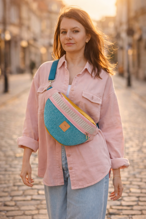 Wiosenna nerka XL w pastelowych kolorach – turkus, róż i żółty akcent. Pojemna, lekka i wygodna torba na ramię lub biodra. Idealna na spacer, miasto i podróże. Stylowy dodatek do wiosennych stylizacji, łączący funkcjonalność z modnym designem.