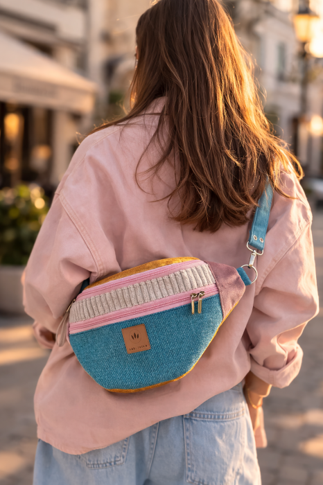 Wiosenna nerka XL w pastelowych kolorach – turkus, róż i żółty akcent. Pojemna, lekka i wygodna torba na ramię lub biodra. Idealna na spacer, miasto i podróże. Stylowy dodatek do wiosennych stylizacji, łączący funkcjonalność z modnym designem.