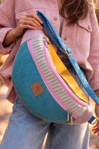 Wiosenna nerka XL w pastelowych kolorach – turkus, róż i żółty akcent. Pojemna, lekka i wygodna torba na ramię lub biodra. Idealna na spacer, miasto i podróże. Stylowy dodatek do wiosennych stylizacji, łączący funkcjonalność z modnym designem.