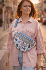 Nerka XL w pastelowym odcieniu różu z modnym wzorem pepitki – pojemna, lekka i stylowa. Idealna na co dzień i podróże, z wygodnym paskiem i praktycznymi kieszeniami. Must-have dla kobiet ceniących funkcjonalność i modny design.