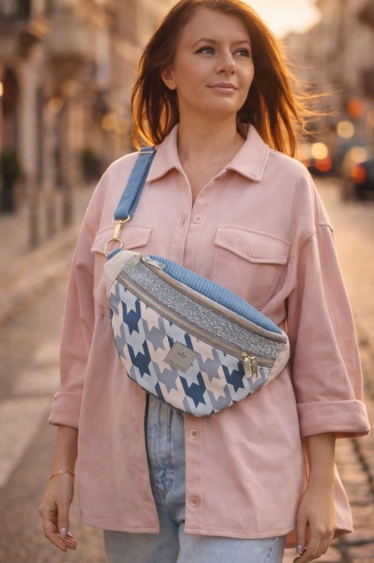 Nerka XL w pastelowym odcieniu różu z modnym wzorem pepitki – pojemna, lekka i stylowa. Idealna na co dzień i podróże, z wygodnym paskiem i praktycznymi kieszeniami. Must-have dla kobiet ceniących funkcjonalność i modny design.