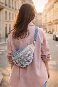 Nerka XL w pastelowym odcieniu różu z modnym wzorem pepitki – pojemna, lekka i stylowa. Idealna na co dzień i podróże, z wygodnym paskiem i praktycznymi kieszeniami. Must-have dla kobiet ceniących funkcjonalność i modny design.