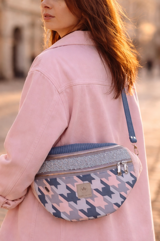 Nerka XL w pastelowym odcieniu różu z modnym wzorem pepitki – pojemna, lekka i stylowa. Idealna na co dzień i podróże, z wygodnym paskiem i praktycznymi kieszeniami. Must-have dla kobiet ceniących funkcjonalność i modny design.