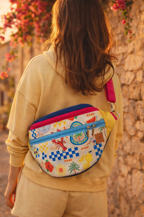 Kolorowa nerka z wakacyjnym motywem to idealny dodatek na lato – lekka, praktyczna i stylowa, pomieści najważniejsze rzeczy podczas spacerów, podróży i festiwali, dodając każdej stylizacji świeżości i radosnego charakteru.