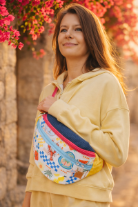 Kolorowa nerka z wakacyjnym motywem to idealny dodatek na lato – lekka, praktyczna i stylowa, pomieści najważniejsze rzeczy podczas spacerów, podróży i festiwali, dodając każdej stylizacji świeżości i radosnego charakteru.