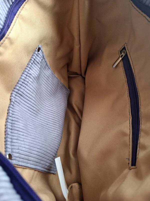 Kolorowa torba shopper z pikowanej tkaniny z artystycznym, śródziemnomorskim printem. Lekka, pojemna i wygodna na ramię – idealna na co dzień, zakupy i wyjazdy. Stylowy dodatek w modnym wydaniu, łączący funkcjonalność z wyjątkowym designem.