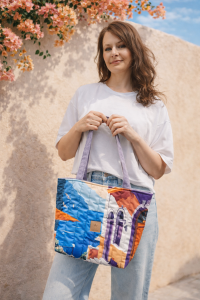 Kolorowa torba shopper z pikowanej tkaniny z artystycznym, śródziemnomorskim printem. Lekka, pojemna i wygodna na ramię – idealna na co dzień, zakupy i wyjazdy. Stylowy dodatek w modnym wydaniu, łączący funkcjonalność z wyjątkowym designem.