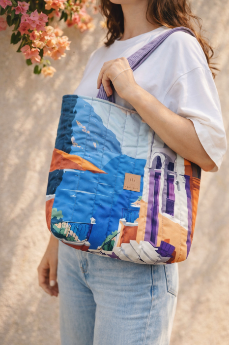 Kolorowa torba shopper z pikowanej tkaniny z artystycznym, śródziemnomorskim printem. Lekka, pojemna i wygodna na ramię – idealna na co dzień, zakupy i wyjazdy. Stylowy dodatek w modnym wydaniu, łączący funkcjonalność z wyjątkowym designem.