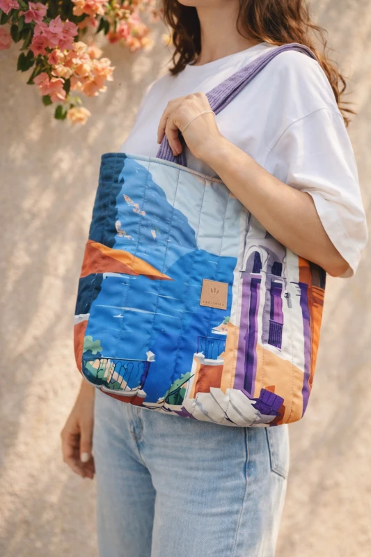 Kolorowa torba shopper z pikowanej tkaniny z artystycznym, śródziemnomorskim printem. Lekka, pojemna i wygodna na ramię – idealna na co dzień, zakupy i wyjazdy. Stylowy dodatek w modnym wydaniu, łączący funkcjonalność z wyjątkowym designem.