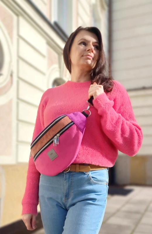 Maxi nerka w odcieniach fuksji i różu, miękka welurowa faktura, pojemna i wygodna. Noszona na skos na plecach, idealna do miejskich stylizacji. Stylowa, praktyczna, lifestyle look.