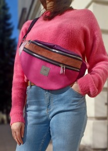 Maxi nerka w odcieniach fuksji i różu, miękka welurowa faktura, pojemna i wygodna. Noszona na skos na plecach, idealna do miejskich stylizacji. Stylowa, praktyczna, lifestyle look.