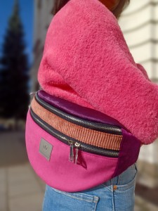 Maxi nerka w odcieniach fuksji i różu, miękka welurowa faktura, pojemna i wygodna. Noszona na skos na plecach, idealna do miejskich stylizacji. Stylowa, praktyczna, lifestyle look.