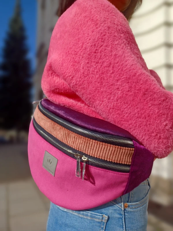 Maxi nerka w odcieniach fuksji i różu, miękka welurowa faktura, pojemna i wygodna. Noszona na skos na plecach, idealna do miejskich stylizacji. Stylowa, praktyczna, lifestyle look.