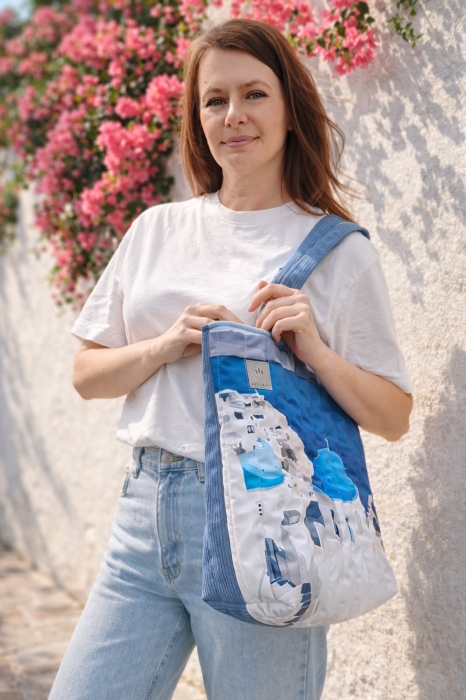 Pikowana torba shopper z miękkiego weluru to stylowy i funkcjonalny dodatek na co dzień – pojemna, lekka i wygodna, idealna na zakupy, do pracy lub na spacer, wyróżnia się modnym designem i wysoką jakością wykonania.