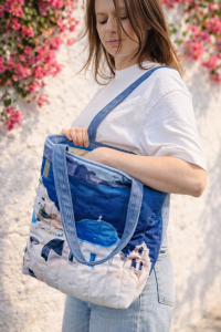 Pikowana torba shopper z miękkiego weluru to stylowy i funkcjonalny dodatek na co dzień – pojemna, lekka i wygodna, idealna na zakupy, do pracy lub na spacer, wyróżnia się modnym designem i wysoką jakością wykonania.