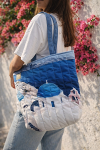 Pikowana torba shopper z miękkiego weluru to stylowy i funkcjonalny dodatek na co dzień – pojemna, lekka i wygodna, idealna na zakupy, do pracy lub na spacer, wyróżnia się modnym designem i wysoką jakością wykonania.