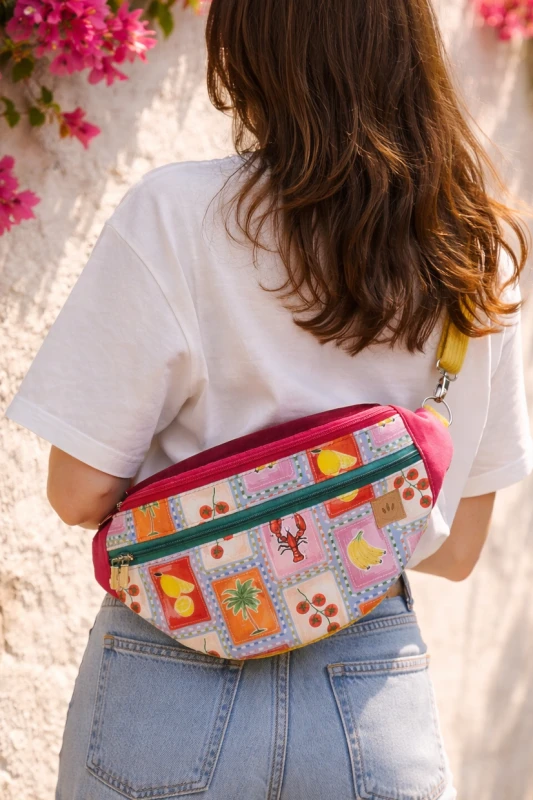 Kolorowa nerka w wakacyjne wzory z motywami owoców i tropików. Lekka, wygodna i praktyczna – idealna na lato, podróże i spacery. Regulowany pasek i pojemne kieszenie zapewniają komfort i styl każdego dnia.