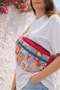 Kolorowa nerka w wakacyjne wzory z motywami owoców i tropików. Lekka, wygodna i praktyczna – idealna na lato, podróże i spacery. Regulowany pasek i pojemne kieszenie zapewniają komfort i styl każdego dnia.