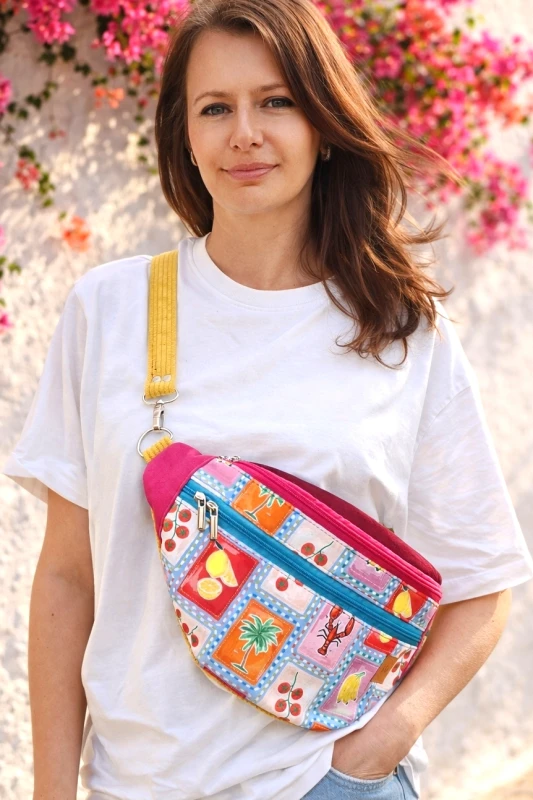 Kobieta w letniej stylizacji z torbą.jpg