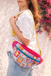 Kolorowa nerka w wakacyjne wzory z motywami owoców i tropików. Lekka, wygodna i praktyczna – idealna na lato, podróże i spacery. Regulowany pasek i pojemne kieszenie zapewniają komfort i styl każdego dnia.