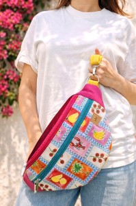 Kolorowa nerka w wakacyjne wzory z motywami owoców i tropików. Lekka, wygodna i praktyczna – idealna na lato, podróże i spacery. Regulowany pasek i pojemne kieszenie zapewniają komfort i styl każdego dnia.