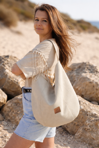 Zamszowa torba hobo w kolorze kremowym– miękka, lekka i stylowa. Pojemna forma, minimalistyczny design i naturalna faktura sprawiają, że idealnie uzupełnia codzienne i letnie stylizacje.