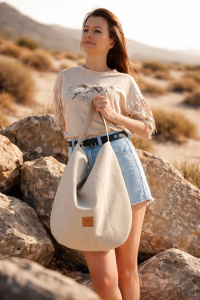 Zamszowa torba hobo w kolorze kremowym– miękka, lekka i stylowa. Pojemna forma, minimalistyczny design i naturalna faktura sprawiają, że idealnie uzupełnia codzienne i letnie stylizacje.