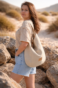 Zamszowa torba hobo w kolorze kremowym– miękka, lekka i stylowa. Pojemna forma, minimalistyczny design i naturalna faktura sprawiają, że idealnie uzupełnia codzienne i letnie stylizacje.