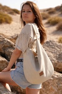 Zamszowa torba hobo w kolorze kremowym– miękka, lekka i stylowa. Pojemna forma, minimalistyczny design i naturalna faktura sprawiają, że idealnie uzupełnia codzienne i letnie stylizacje.