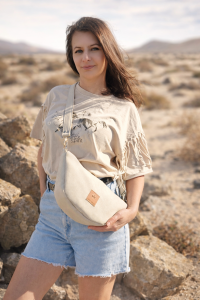 Zamszowa torebka rogalik w beżowym kolorze to stylowy i funkcjonalny dodatek na co dzień – miękka w dotyku, lekka i wygodna, idealna do casualowych i letnich stylizacji, podkreśla naturalną elegancję i ponadczasowy design.