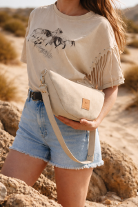 Zamszowa torebka rogalik w beżowym kolorze to stylowy i funkcjonalny dodatek na co dzień – miękka w dotyku, lekka i wygodna, idealna do casualowych i letnich stylizacji, podkreśla naturalną elegancję i ponadczasowy design.