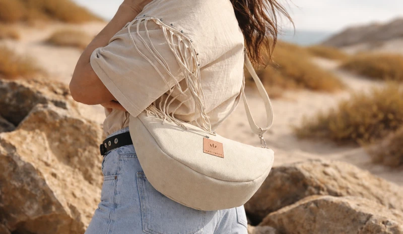 Zamszowa torebka rogalik w beżowym kolorze to stylowy i funkcjonalny dodatek na co dzień – miękka w dotyku, lekka i wygodna, idealna do casualowych i letnich stylizacji, podkreśla naturalną elegancję i ponadczasowy design.