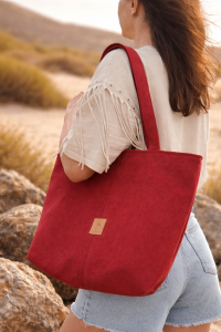 Stylowa zamszowa torba shopper w intensywnym czerwonym kolorze – pojemna, lekka i idealna na co dzień. Miękka faktura, wygodne uchwyty i ponadczasowy design sprawiają, że pasuje do każdej stylizacji.