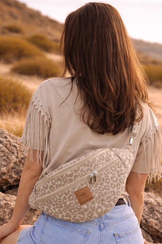 Nerka XL z żakardu w panterkę – stylowa i pojemna torebka na co dzień. Regulowany pasek, wygodne zapięcie i modny wzór animal print. Idealna na spacer, podróż i miejskie stylizacje. Praktyczna, lekka i ponadczasowa.