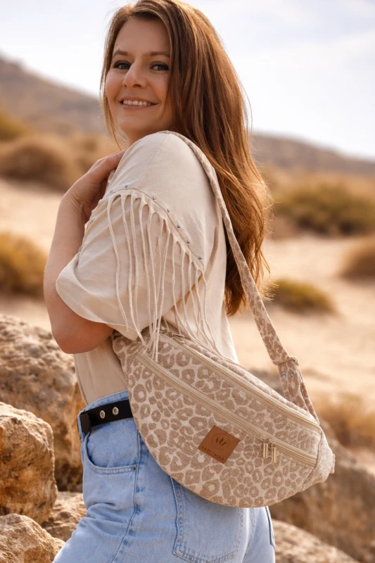 Nerka XL z żakardu w panterkę – stylowa i pojemna torebka na co dzień. Regulowany pasek, wygodne zapięcie i modny wzór animal print. Idealna na spacer, podróż i miejskie stylizacje. Praktyczna, lekka i ponadczasowa.