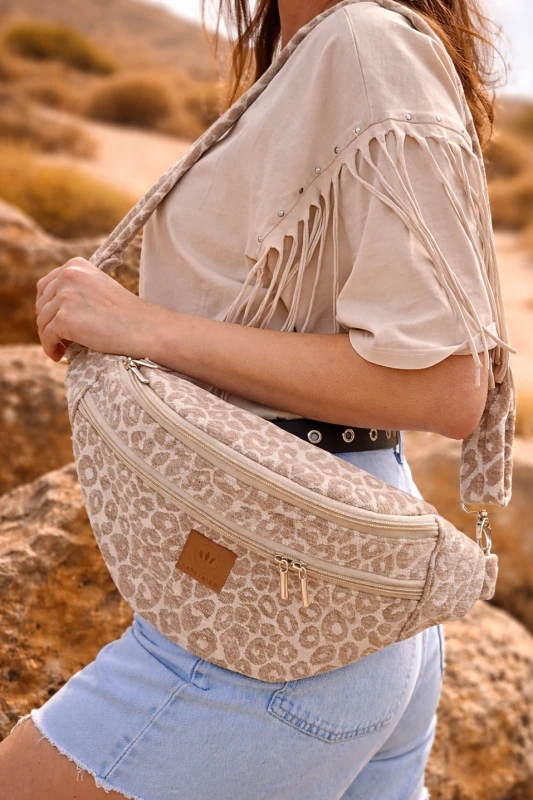 Nerka XL z żakardu w panterkę – stylowa i pojemna torebka na co dzień. Regulowany pasek, wygodne zapięcie i modny wzór animal print. Idealna na spacer, podróż i miejskie stylizacje. Praktyczna, lekka i ponadczasowa.