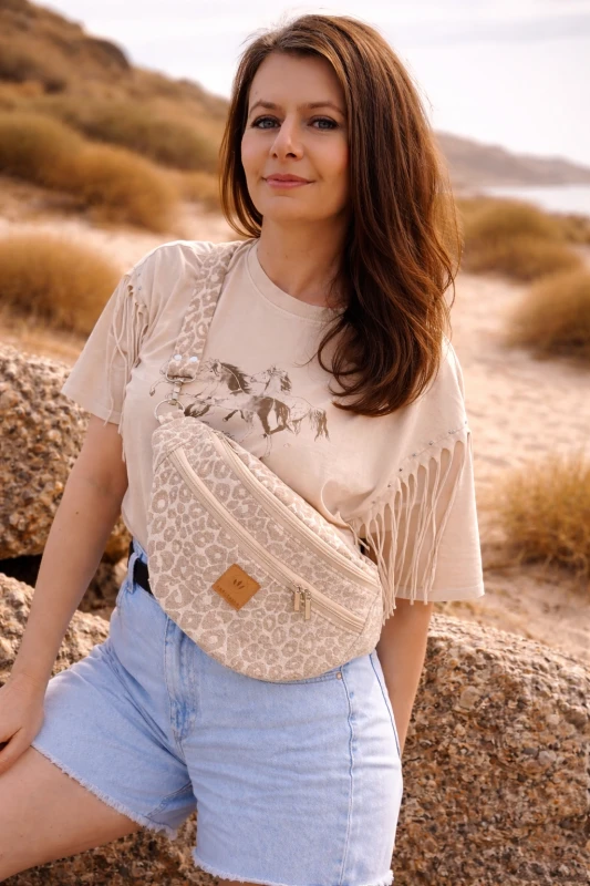 Nerka XL z żakardu w panterkę – stylowa i pojemna torebka na co dzień. Regulowany pasek, wygodne zapięcie i modny wzór animal print. Idealna na spacer, podróż i miejskie stylizacje. Praktyczna, lekka i ponadczasowa.