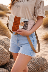 Kolorowa torebka nerka damska o unikalnej fakturze i modnym designie – idealna na co dzień i podróże, łączy styl z funkcjonalnością, zapewnia wygodę noszenia oraz praktyczne przechowywanie najpotrzebniejszych rzeczy.