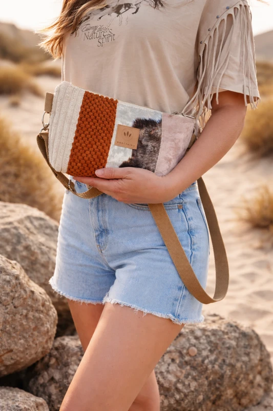 Kolorowa torebka nerka damska o unikalnej fakturze i modnym designie – idealna na co dzień i podróże, łączy styl z funkcjonalnością, zapewnia wygodę noszenia oraz praktyczne przechowywanie najpotrzebniejszych rzeczy.