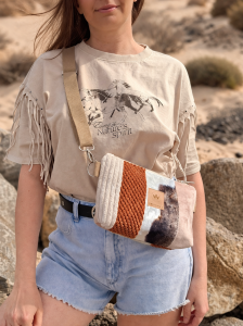 Kolorowa torebka nerka damska o unikalnej fakturze i modnym designie – idealna na co dzień i podróże, łączy styl z funkcjonalnością, zapewnia wygodę noszenia oraz praktyczne przechowywanie najpotrzebniejszych rzeczy.