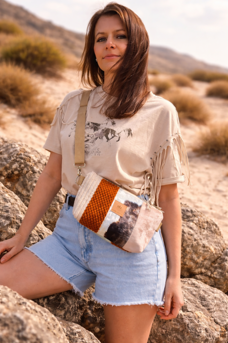 Kolorowa torebka nerka damska o unikalnej fakturze i modnym designie – idealna na co dzień i podróże, łączy styl z funkcjonalnością, zapewnia wygodę noszenia oraz praktyczne przechowywanie najpotrzebniejszych rzeczy.