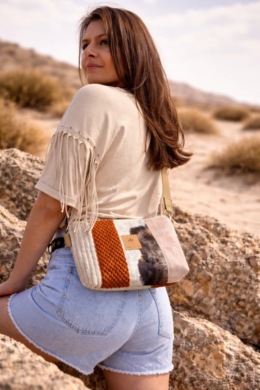 Kolorowa torebka nerka damska o unikalnej fakturze i modnym designie – idealna na co dzień i podróże, łączy styl z funkcjonalnością, zapewnia wygodę noszenia oraz praktyczne przechowywanie najpotrzebniejszych rzeczy.